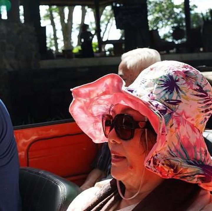 <p>Awal tahun ini, Ahok menyediakan waktu khusus untuk mengajak sang ibu jalan-jalan ke Bali. (Foto: Instagram @basukibtp)<br /><br /></p>