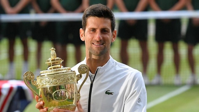 Novak Djokovic melakukan selebrasi yang tak biasa setelah juara tunggal putra Wimbledon 2019 dengan mengalahkan Roger Federer.