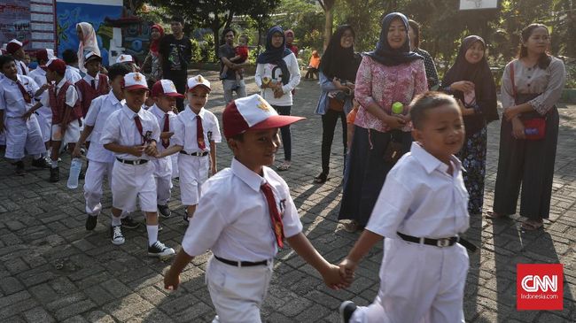 Lagu Hari Pertama Masuk Sekolah biasa diputar atau dinyanyikan saat hari pertama masuk sekolah di tahun ajaran baru. Berikut liriknya.