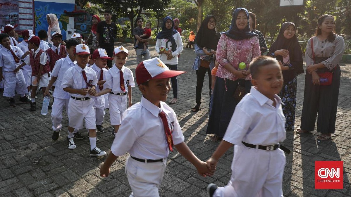 FOTO : Ragam Ekspresi Siswa di Hari Pertama Sekolah