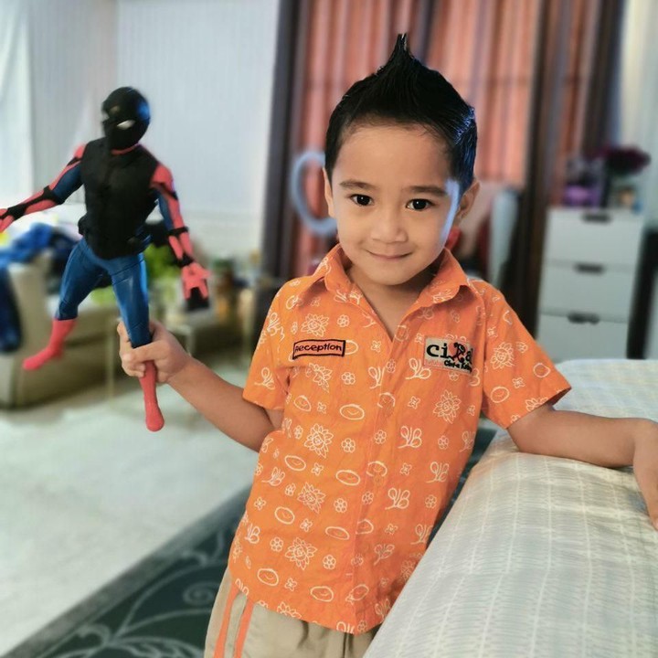 <p>Putra semata wayang Raffi Ahmad dan Nagita Slavina, Rafathar, hari ini mulai sekolah, Bun. Wah, semangat hari pertama sekolahnya ya, Rafathar. (Foto: Instagram @raffinagita1717)</p>