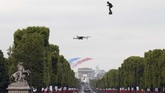 FOTO: Pria Melayang Pakai Papan Terbang di Langit Paris Seorang pria yang menjadi pengusaha dan inovator Perancis, Franky Zapata, melakukan aksi dengan papan terbang di langit Perancis.