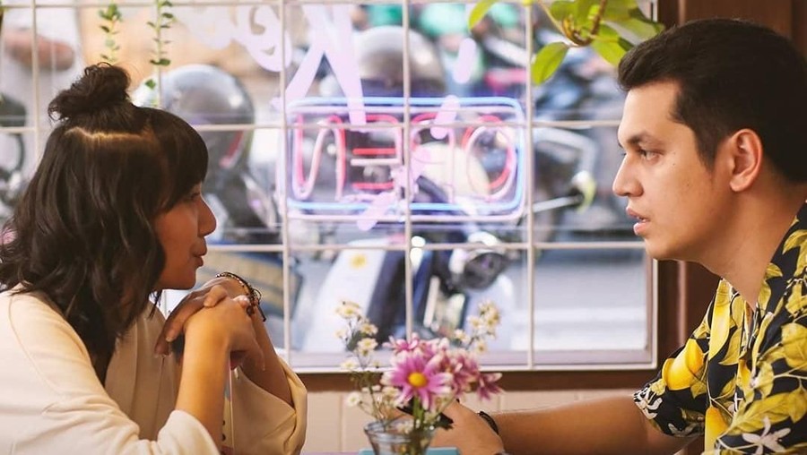 Aji Tiga karakter dari film Eggnoid Cinta & Portal Waktu, Sheila Dara Aisha, Morgan Oey, dan Kevin Julio.