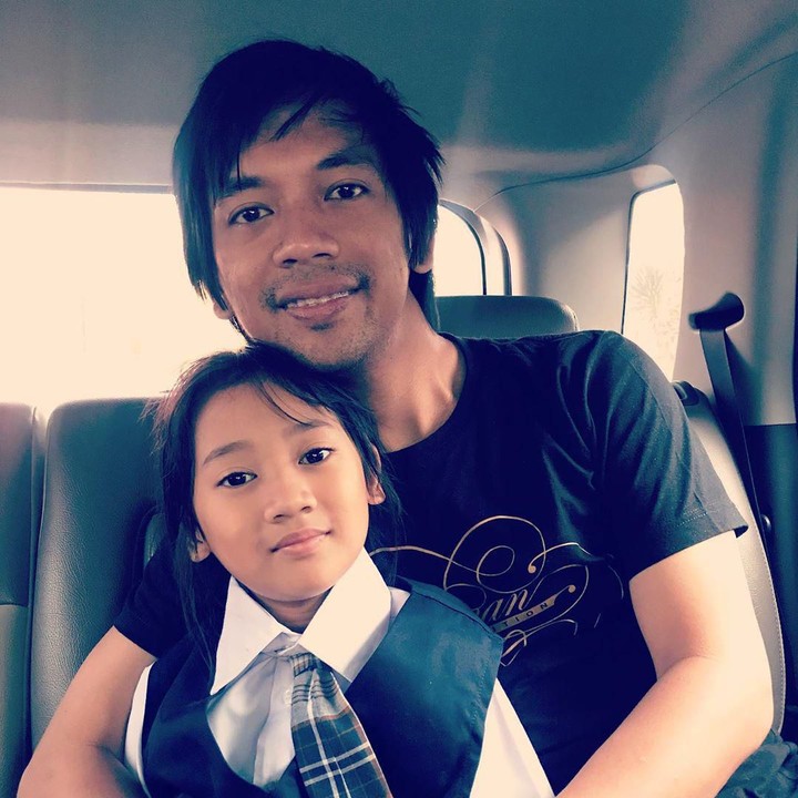 <p>Vokalis band D'Masiv, Rian Ekky Pradipta enggak mau ketinggalan mengantar sang anak, Euralia Cassidy Rian atau Ralia di hari pertamanya sekolah. (Foto: Instagram @rianekkypradipta)</p>