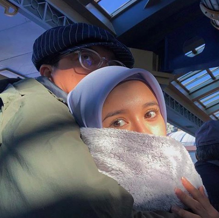 Menemani Aleesya ke Tokyo Disney Sea, pasangan romantis ini menyempatkan waktu untuk berdua. <em>So sweet</em> ya, Bun! (Foto: Instagram @laudyacynthiabella)