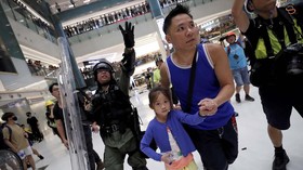 FOTO: Polisi dan Aktivis Hong Kong Bentrok di Mal