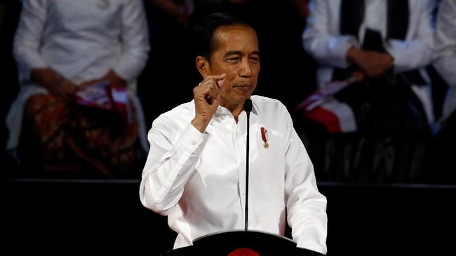 Presiden Jokowi mengaku tidak mudah memilih orang untuk dijadikan menteri, perlu memperhatikan latar belakang suku, ormas, dan parpol.