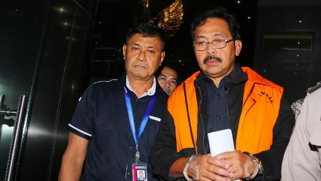 KPK total menggeledah sembilan lokasi terkait kasus suap dan gratifikasi yang menjerat Gubernur Kepulauan Riau nonaktif, Nurdin Basirun.