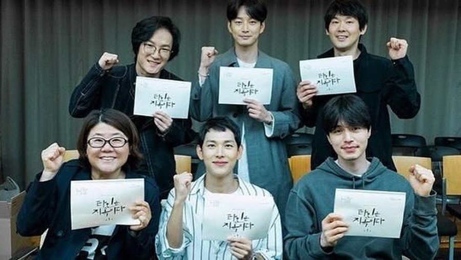 5 fakta tentang drama korea bertajuk Strangers From Hell yang diadaptasi dari webtoon.