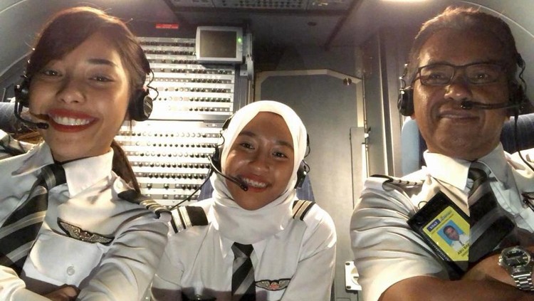 Pilot tersebut rela memulai karier dari bawah lagi demi kedua putrinya.