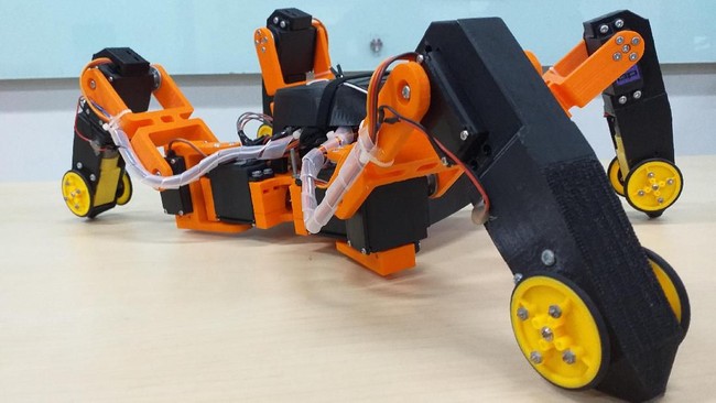 Tiga mahasiswa di Indonesia berhasil mengembangkan robot pendeteksi gempa senilai Rp15 juta. Robot berteknologi hybrid ini dikembangkan sejak awal 2018.