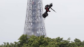 FOTO: Pria Melayang Pakai Papan Terbang di Langit Paris