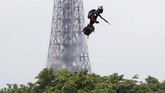 FOTO: Pria Melayang Pakai Papan Terbang di Langit Paris Seorang pria yang menjadi pengusaha dan inovator Perancis, Franky Zapata, melakukan aksi dengan papan terbang di langit Perancis.