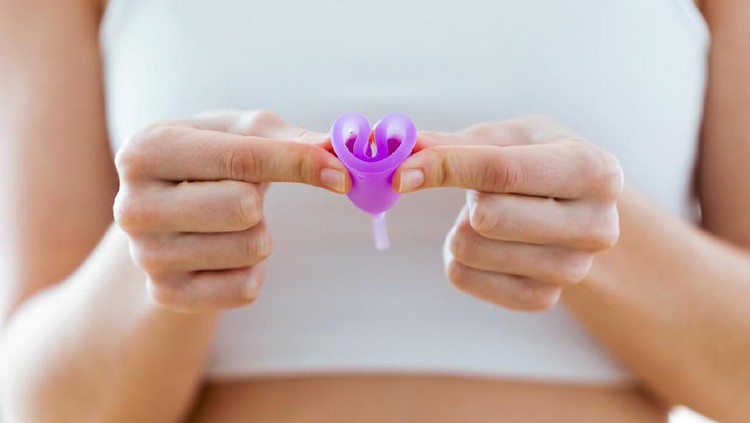Bunda ingin mencoba memakai menstrual cup saat haid? Perhatikan duu 8 hal ini.