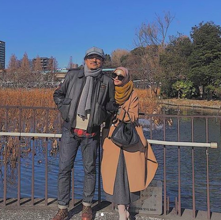 Masih dalam liburan di Tokyo, Bella dan Emran berpose berdua. Aleesya ternyata yang mengabadikan momen tersebut. (Foto: Instagram @laudyacynthiabella)