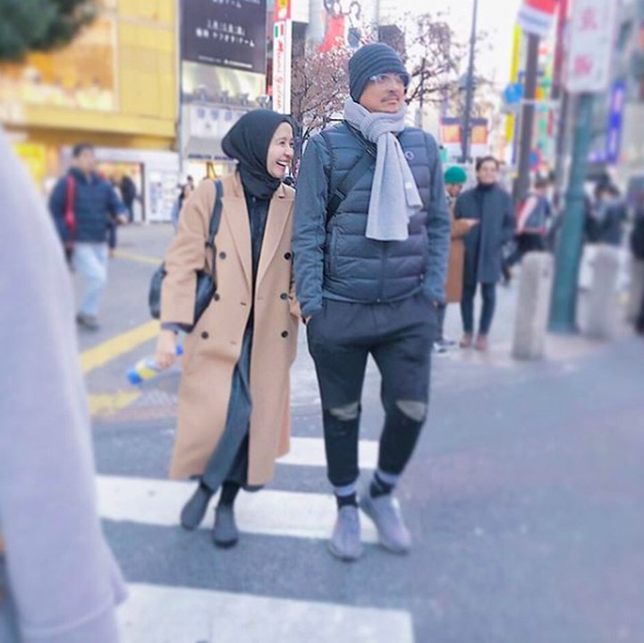 Pada April lalu, Bella dan Emran menghabiskan liburan bersama. Keduanya terlihat romantis bergandengan tangan berdua. (Foto: Instagram @laudyacynthiabella)
