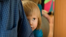 TIPS MENGATASI RASA TAKUT ANAK PADA ORANG LAIN
