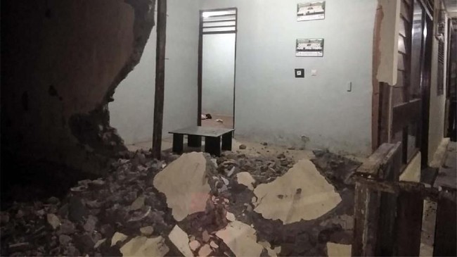 Selain dua orang tewas, sekitar 2.000 orang mengungsi di 14 titik pengungsian. Data sementara 58 unit rumah rusak karena gempa.