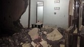 FOTO: Nasib Warga Maluku Utara Usai Diguncang Gempa Warga memilih tidur di ruang terbuka setelah gempa berkekuatan magnitudo 7,2 mengguncang sejumlah daerah di Maluku Utara, Minggu (14/7).