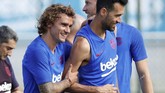 FOTO: Transfer Bermasalah, Griezmann Semringah di Barcelona Penyerang Antoine Griezmann melakoni latihan perdana dengan Barcelona di Joan Gamper pada Senin (15/7) waktu setempat usai direkrut dari Atletico Madrid.