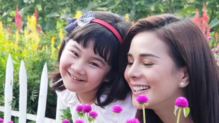 Pertama kali sang putri, Annabel, masuk sekolah dasar (SD), Astrid Tiar membagikan momen saat mendampingi si kecil ke sekolah.