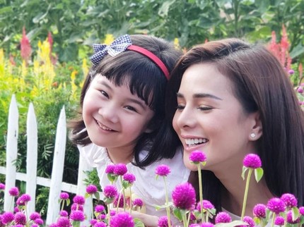 Momen Astrid Tiar Dampingi Putrinya di Hari Pertama Sekolah