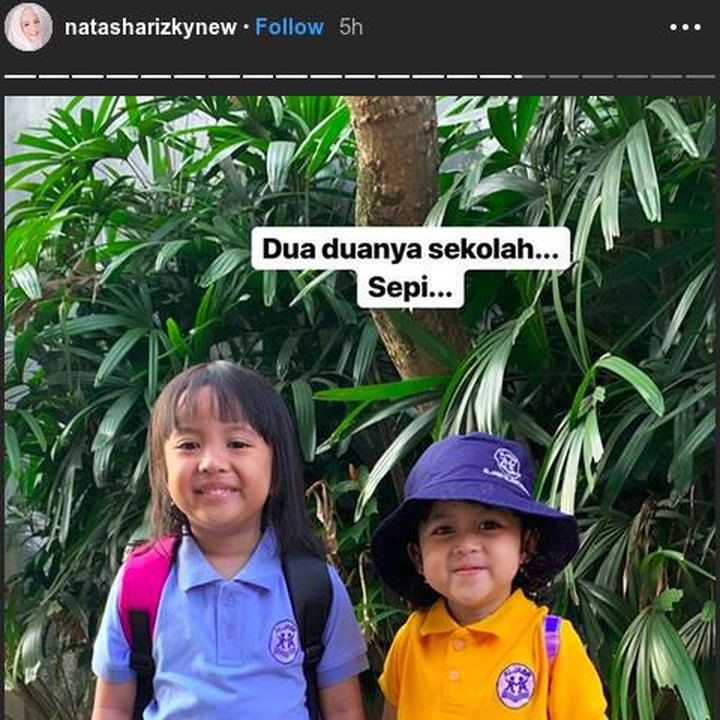<p>Kalau dulu Desta dan Natasha Rizky mengantar putri pertamanya, Megumi Arrawda Sachi sekolah, kali ini putri keduanya, Meshka Arrawfa Najma yang diantar ke sekolah. Tapi, belum apa-apa, Bunda Rizky sudah kesepian nih. (Foto: Instagram @natasharizkynew)</p>