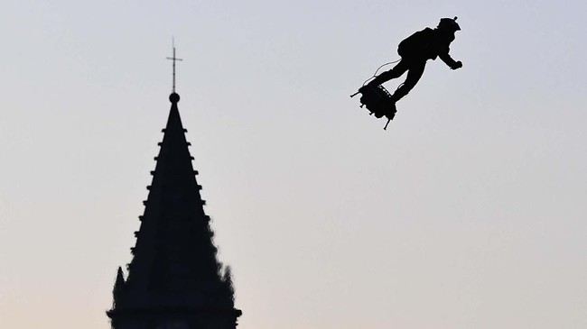 FOTO: Pria Melayang Pakai Papan Terbang di Langit Paris