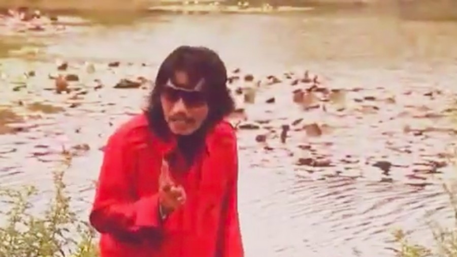 Asep Darso dimakamkan di sebelah makam ayahnya&comma; Hendarso&period; 