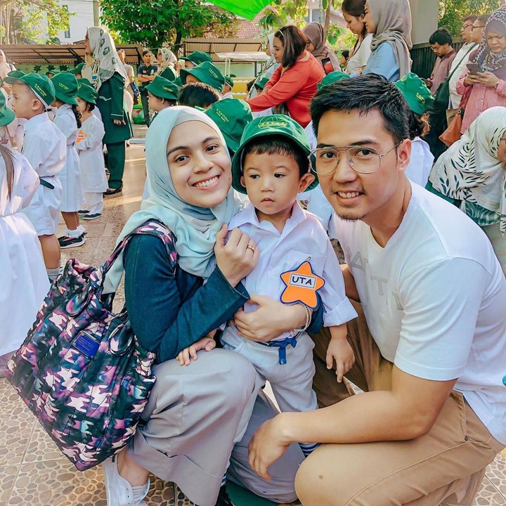 <p>Nycta Gina dan Rizky Kinos mengantar dan menjemput putra pertamanya, Panutan Adhya Semesta Trinycta atau akrab disapa Uta. (Foto: Instagram @missnyctagina)</p>