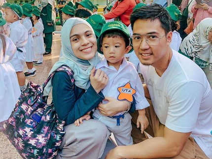 10 Momen Bunda & Ayah Seleb Antar Anak di Hari Pertama Sekolah