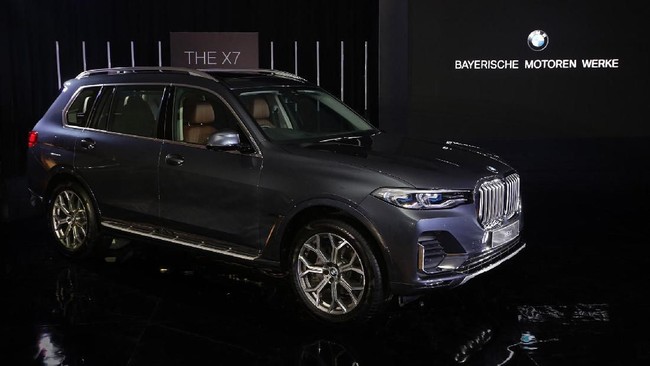 BMW X7 meluncur di Jakarta, Senin (15/7).