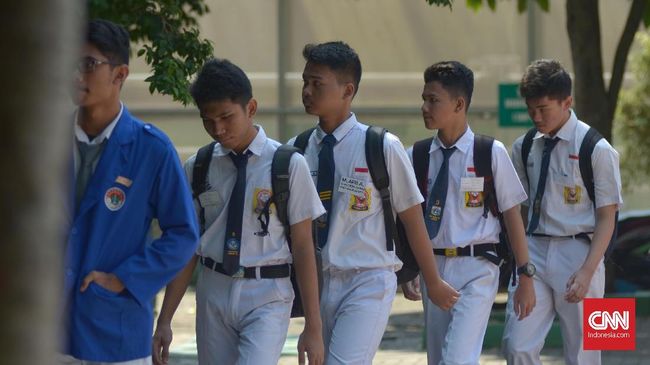 Suasana hari pertama sekolah bagi peserta didik Sekolah Menengah Atas tahun ajaran 2019/2020 di SMAN 11,Jakarta Timur, Senin (15/7).