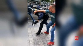 VIDEO: Polisi Diserang Saat Bentrok di Paris