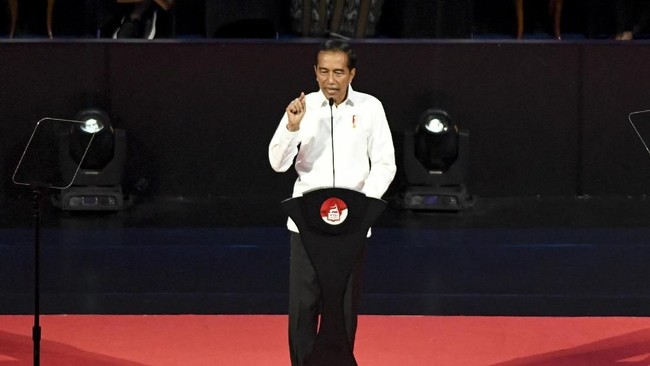 Sejak 2014, konsep poros maritim dinilai lebih berorientasi pada pengusaha, bukan nelayan. Poros maritim juga tak disinggung lagi di pidato perdana Jokowi.