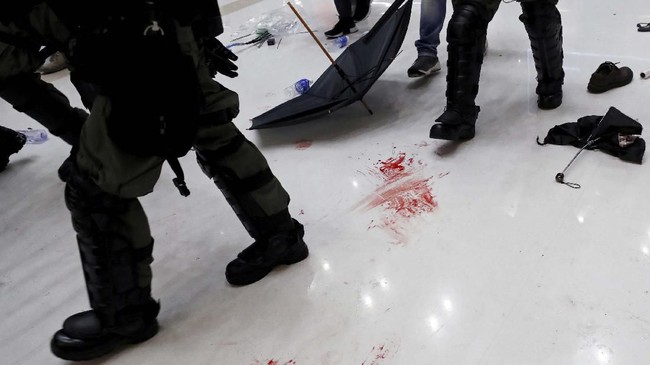 FOTO: Polisi dan Aktivis Hong Kong Bentrok di Mal
