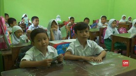 VIDEO: Orang Tua Antar Anak di Hari Pertama Sekolah