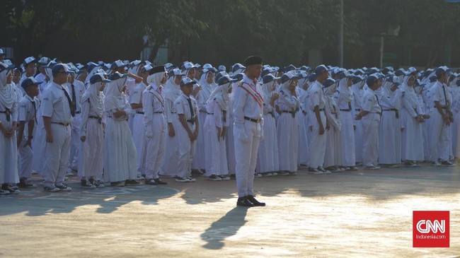 Seorang guru memukul murid SMPN 49 Surabaya di depan kelas, viral di media sosial. Peristiwa ini mendapat respons dari DPRD hingga Wali Kota Surabaya.