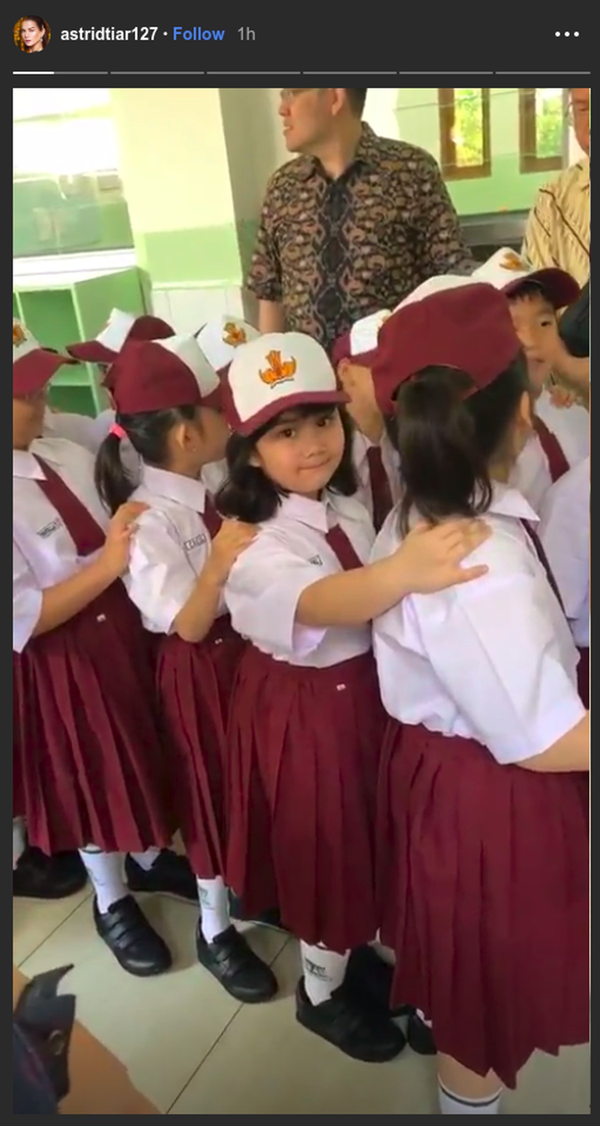 Momen hari pertama masuk sekolah juga dirasakan oleh sejumlah anak artis&period; Mereka juga diantar ke sekolah oleh orangtuanya yang artis terkenal&period;