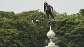 FOTO: Pria Melayang Pakai Papan Terbang di Langit Paris Seorang pria yang menjadi pengusaha dan inovator Perancis, Franky Zapata, melakukan aksi dengan papan terbang di langit Perancis.