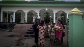 FOTO: Nasib Warga Maluku Utara Usai Diguncang Gempa Warga memilih tidur di ruang terbuka setelah gempa berkekuatan magnitudo 7,2 mengguncang sejumlah daerah di Maluku Utara, Minggu (14/7).