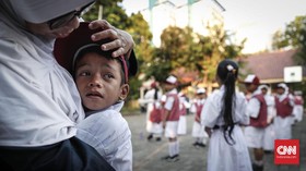 FOTO : Ragam Ekspresi Siswa di Hari Pertama Sekolah