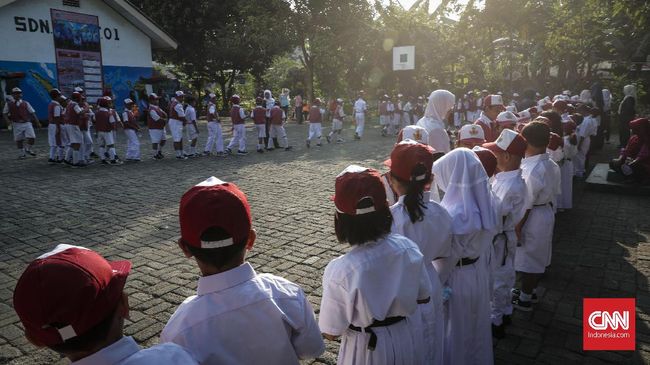 HARI PERTAMA SEKOLAH DASAR Usai upacara bendera, semua siswa saling memberi salam dan perkenalan dengan siswa baru kelas 1. CNNIndonesia/Safir Makki