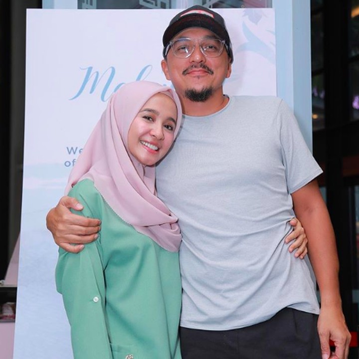 Momen saat Emran menemani Bella bekerja. Kalau kata Bella, sang suami adalah 'nano-nano' dalam hidupnya. He-he-he. (Foto: Instagram @laudyacynthiabella)