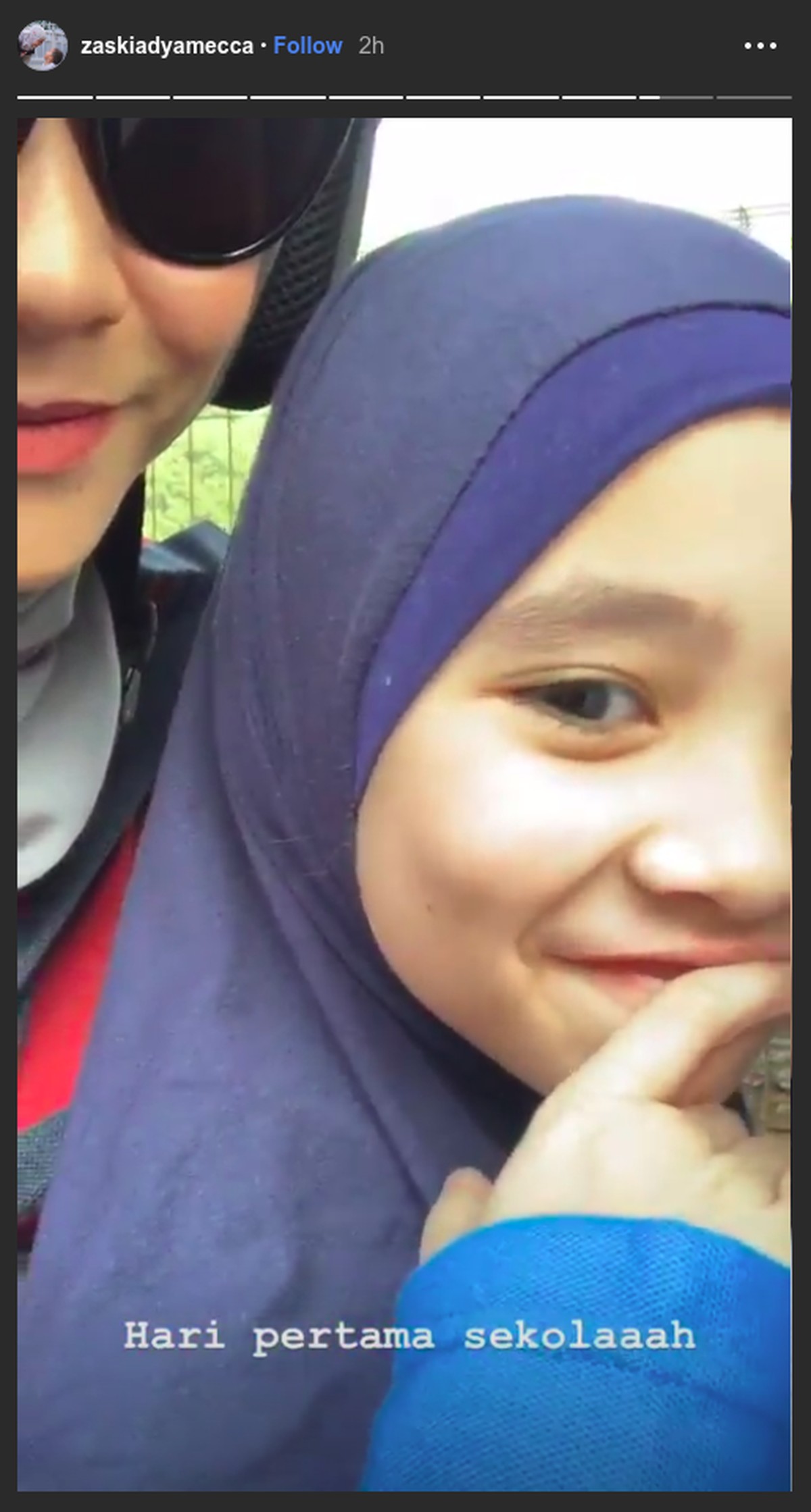 Momen hari pertama masuk sekolah juga dirasakan oleh sejumlah anak artis&period; Mereka juga diantar ke sekolah oleh orangtuanya yang artis terkenal&period;