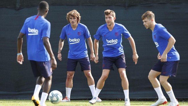 FOTO: Transfer Bermasalah, Griezmann Semringah di Barcelona