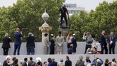 FOTO: Pria Melayang Pakai Papan Terbang di Langit Paris Seorang pria yang menjadi pengusaha dan inovator Perancis, Franky Zapata, melakukan aksi dengan papan terbang di langit Perancis.