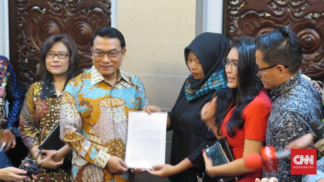 Baiq Nuril didampingi Rieke Diah Pitaloka menyambangi Kantor Staf Presiden di Istana Kepresidenan untuk menyerahkan surat permohonan amnesti ke Presiden Jokowi.