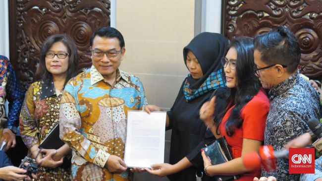 Baiq Nuril Serahkan Surat Permohonan Amnesti ke Jokowi Baiq Nuril didampingi Rieke Diah Pitaloka menyambangi Kantor Staf Presiden di Istana Kepresidenan untuk menyerahkan surat permohonan amnesti ke Presiden Jokowi.