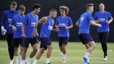 FOTO: Transfer Bermasalah, Griezmann Semringah di Barcelona Penyerang Antoine Griezmann melakoni latihan perdana dengan Barcelona di Joan Gamper pada Senin (15/7) waktu setempat usai direkrut dari Atletico Madrid.